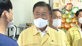 문 대통령, 임시선별검사소 찾아 고생 되풀이돼 송구