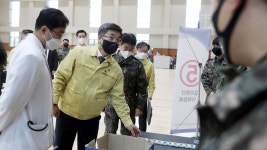 서욱 국방장관, 코로나19 전담 국군포천병원 현장 점검