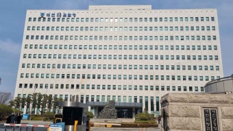 어린이집 교사 얼굴에 똥 기저귀 투척한 학부모 기소