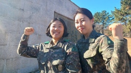 소아암 환자 위해 수년간 기른 머리카락 싹둑…여군 2명의 선행