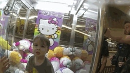 어떻게 거기 들어갔니?..인형뽑기 기계에 갇힌 아기, 극적 구조