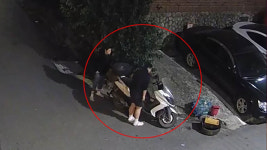 오토바이 훔치려던 10대들, CCTV에 딱 걸려 현행범 체포