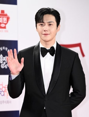 김선호, '먹보형2'로 3년 만에 예능 복귀...절친 문세윤 재회