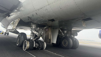 화물기 착륙하면서 타이어 파열...인천공항 1활주로 운항 중단