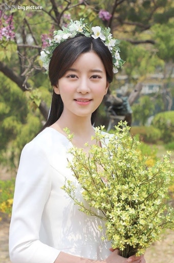 [단독] 배우 최윤소, 美서 극비리 결혼…신랑은 연상의 비연예인
