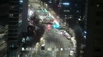 [속보] 윤 지지자들 서부지법 침입...유리창 깨며 난동
