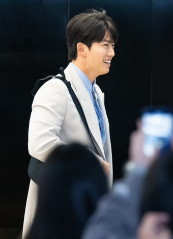 옥택연, 커플 사진 유출…갑작스러운 결혼설에 
