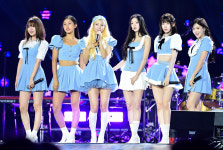 오마이걸, 10주년 맞아 4인 재계약…유아·아린 계약 종료
