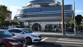 테슬라, LA에 개장한 충전기 80개 갖춘 식당·휴게소 문전성시...머스크 잘되면 전세계에