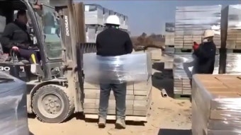 지게차에 이주노동자 매달고 