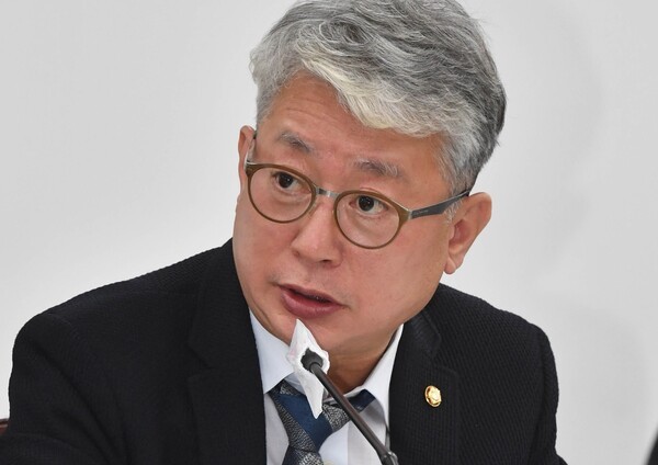 대선 D-10, 이재명 vs 김문수: 프레임 전쟁 치열해져 한국 대선의 전략적 갈등 계속