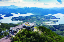 석회암 절경과 굽이치는 호수가 만난 충북 단양