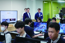 교실 벽 허물어 후배 개발자 키운다... 경기게임마이스터고 정석희 교장