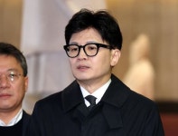 사퇴 요구 거부 韓 