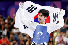 태권도 종주국 韓 기세 살렸다...박태준, 58㎏급 사상 첫 金