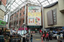 8000원 순대에 매출 반토막?...광장시장 점포들, 노점에 3억 소송