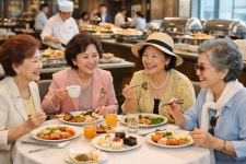 오후 12시 할줌마 런치가 시작되는 시간…경로당 대신 호텔로