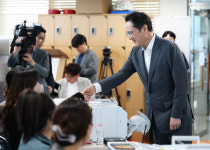 이재용 회장, 사전투표 첫날 한 표 행사…한남동 주민센터서 투표