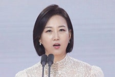 종적 감췄던 장윤정 모친 검거…수천만원대 투자사기 구속 송치