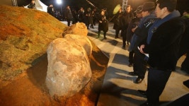 [슬라이드 포토] YS 서거 현충원 묘역에 봉황알 돌덩이 7개…길한 징조