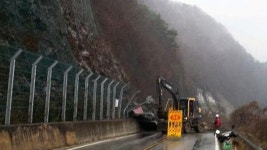 [슬라이드 포토] 홍천 86호선 지방도로서 낙석 발생…전면 통제