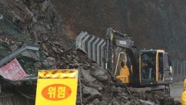 [슬라이드 포토] 강원 빗길 교통사고에 낙석까지…4명 사상
