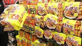 신라면 굴욕…대형마트서 진짬뽕에 매출 1위 내줘