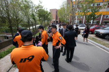 [슬라이드 포토] 춘천 유봉여중서 불 520여 명 대피…15명 연기 흡입