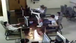 [영상pick] PC방에서 휴대전화 충전하다 쾅…그대로 숨진 중국 남자