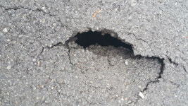 부산 사하구서 땅꺼짐 현상…3시간여 차량 통제