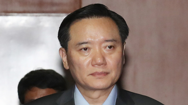 오광수 대통령 민정수석, 차명 부동산 의혹에 사의 표명하며 논란 속