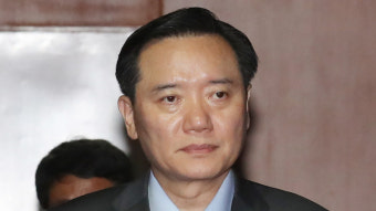오광수 대통령 민정수석, 차명 부동산 의혹에 사의 표명하며 논란 속
