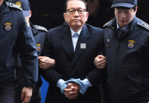 생애 첫 구속된 왕실장 김기춘…수용자 번호 달고 특검 출석