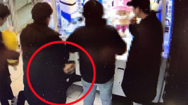 연체동물인가? 좁디좁은 인형뽑기 기계 기어들어가 인형 훔쳐