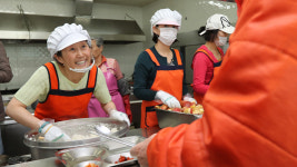 안철수 부인·딸, 대전 찾아 배식 봉사하며 지지 호소