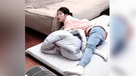 [스브스타] 특이한 자세로 자는 아이유…왜 이러고 잘까?