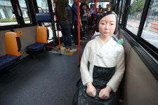 日 관방 버스 소녀상 설치, 한일관계에 찬물 끼얹게 될 것