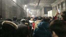탈출구 50ｍ→…지하철 터널 안에 비상 출구 표지판 설치