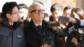검찰 재소환된 이병호 '朴 요구' 자백 이유 질문에 묵묵무답