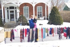 [뉴스pick] 집 앞 울타리에 수년째 목도리 걸어놓는 여성의 사연 훈훈