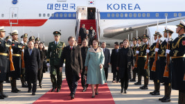 문 대통령, 중국 도착…국빈 방문 일정 돌입