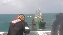 영해 침범 중국어선 단속 함정으로 돌진…총탄 200발 발사