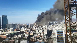 서울 홍대입구역 근처 공사장서 큰불…주변 교통정체