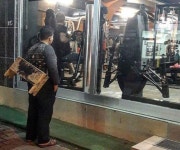 [뉴스pick] 헬스장을 물끄러미… 세계를 울린 구두닦이 난민 소년의 사진 한 장