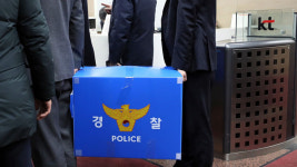 [슬라이드 포토] 경찰, 정치자금법 위반 혐의 KT 압수수색