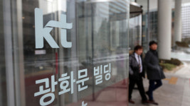 [슬라이드 포토] 경찰, 정치자금법 위반 혐의 KT 압수수색