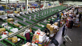 [슬라이드 포토] 설 앞두고 밀려드는 택배…분주한 우편물류센터