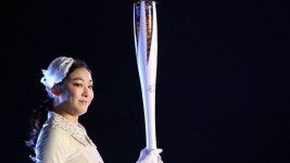 [슬라이드 포토] 평창 동계올림픽 성화 점화하는 김연아