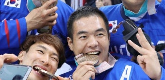 [슬라이드 포토] '자랑스러운 동메달'…아이스하키 메달 시상식