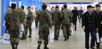 [슬라이드 포토] 전역예정 장병을 위한 '취업박람회'